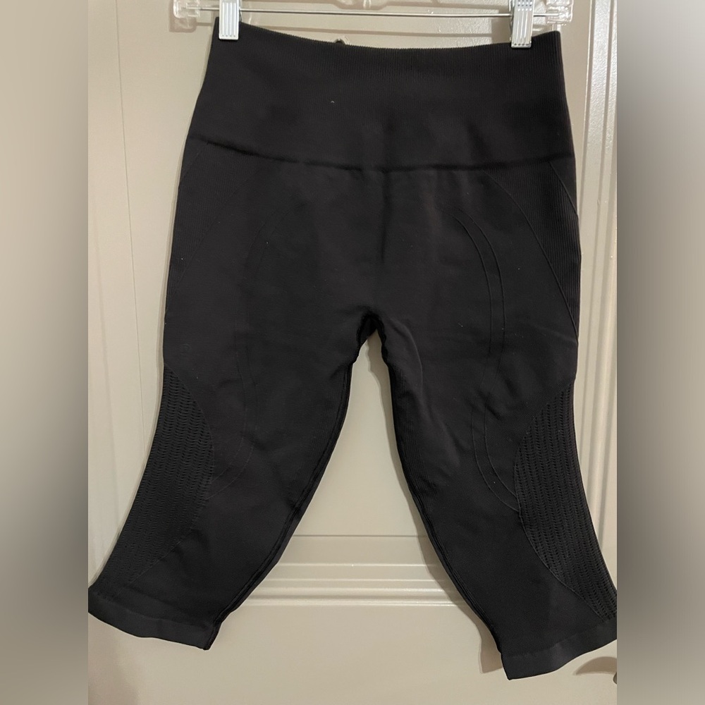 Lululemon Black In The Flow Crop Legging. Size 6